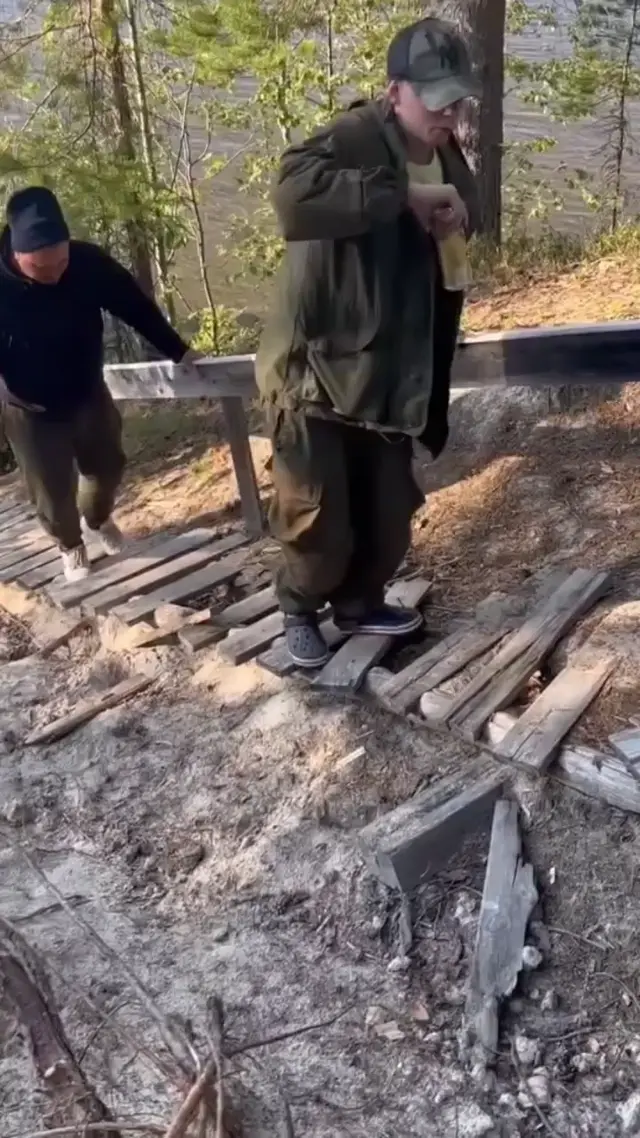 Падение с деревянной лестницы на склоне