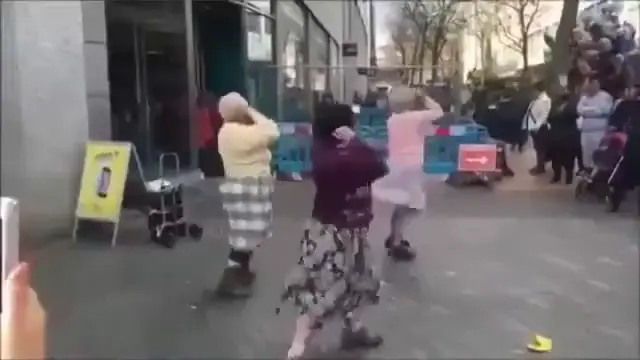 Танцующие бабушки на улице