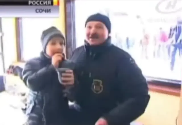 Наливай, наливай! Радостный мужчина в шапке