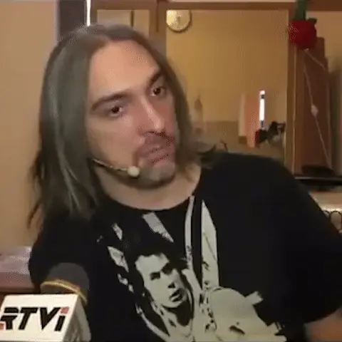 Мужчина сидит неподвижно, периодически слегка поворачивая голову и совершая едва заметные мимические движения лицом, взгляд зафиксирован на 