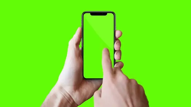 Рука свайпает по экрану смартфона на хромакее