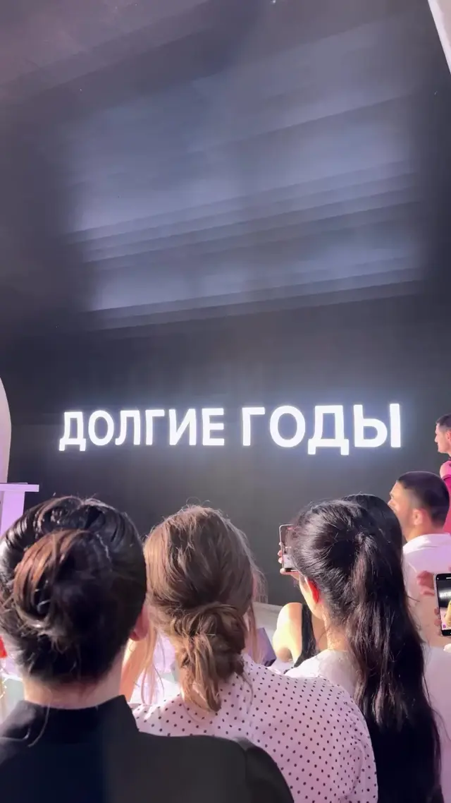 На экране сменяются кадры с текстом, описывающим путь выпускника от школы до взрослой жизни с кредитами, перемежающиеся вставками из кино и 