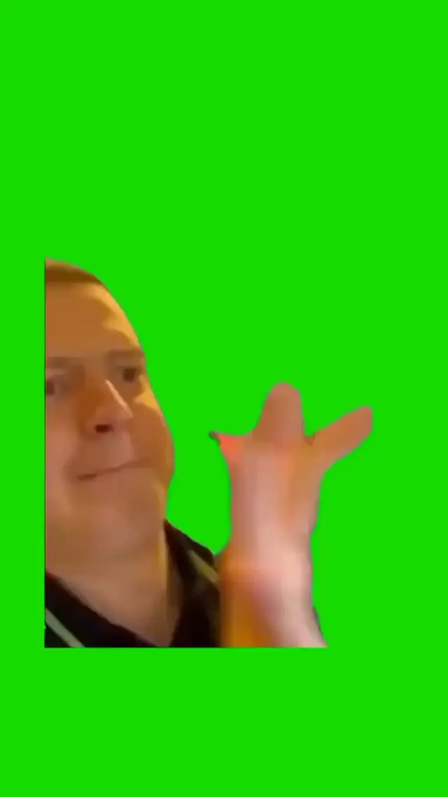 Мужчина щелкает пальцами на зеленом фоне