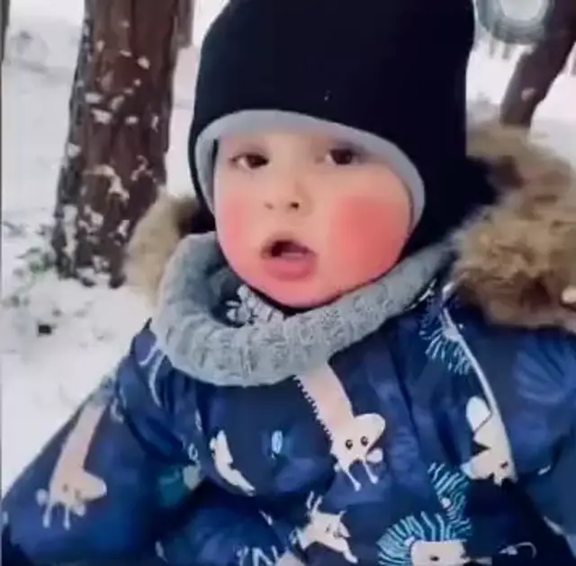 Маленький ребенок удивленно кричит А