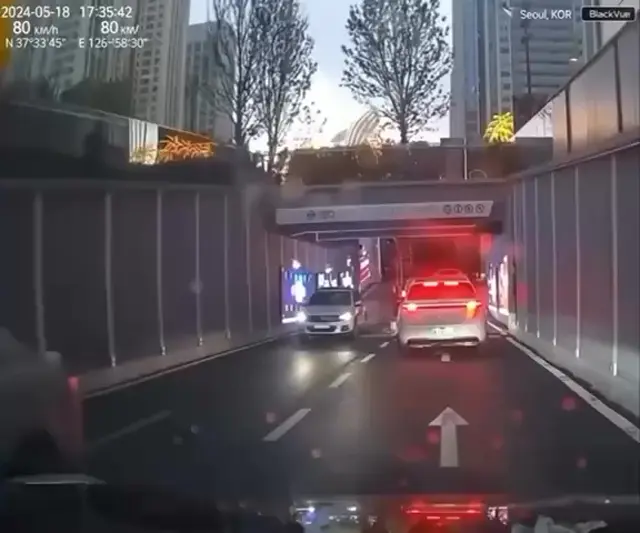 Огромный Пикачу блокирует въезд в тоннель