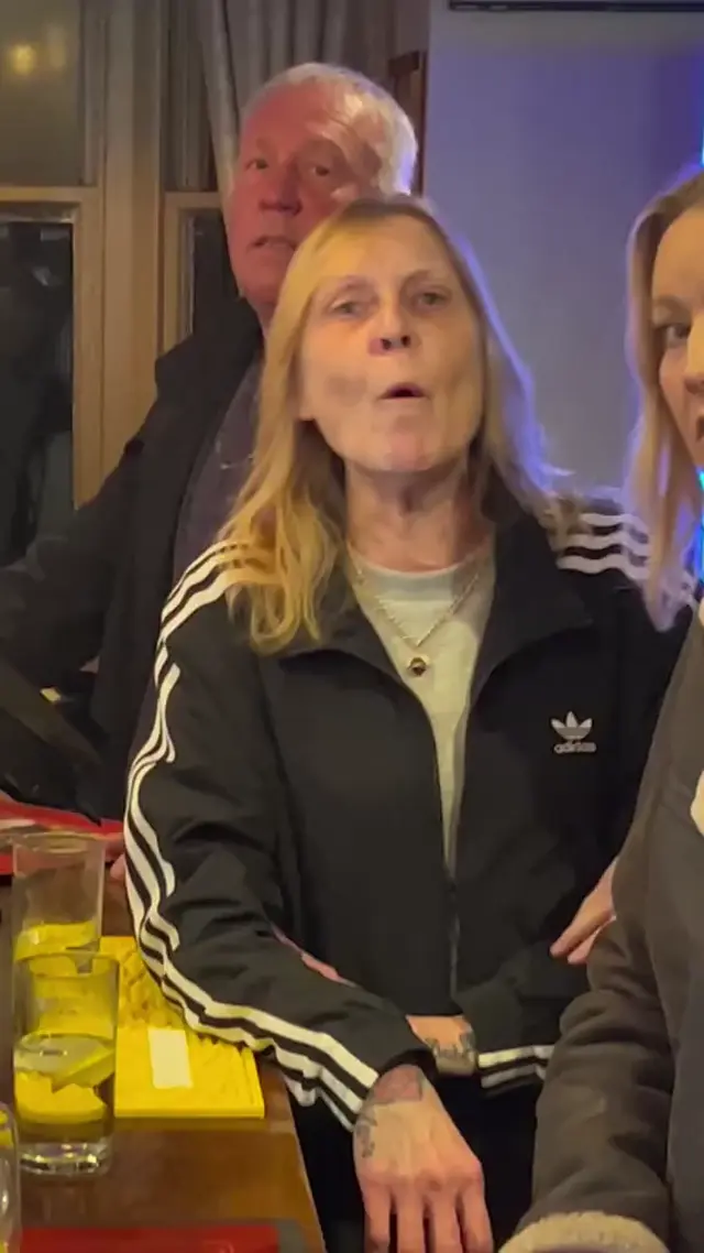Женщина в олимпийке Adidas уходит в астрал