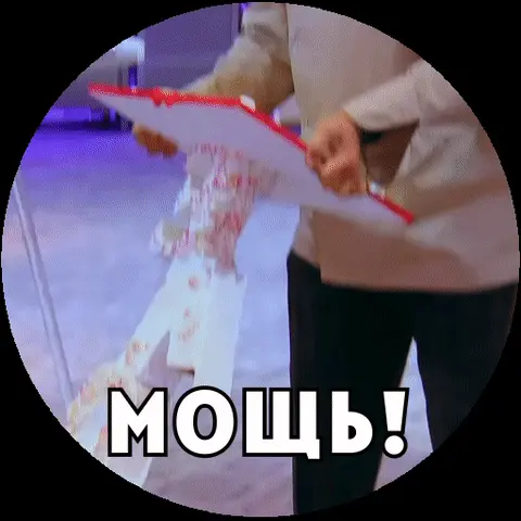 Мужчина держит лист, через который с силой проходит длинный белый объект, прорывая бумагу. — Ренат Агзамов, мужчина в светлой кофте