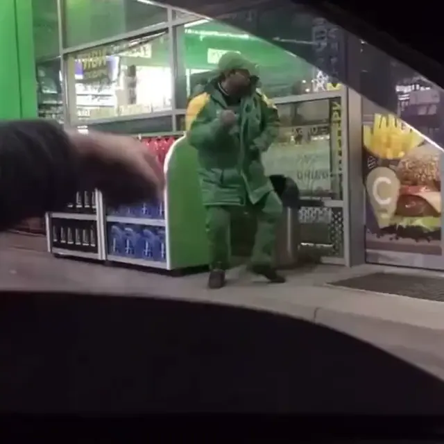 Танцующий курьер у входа в магазин