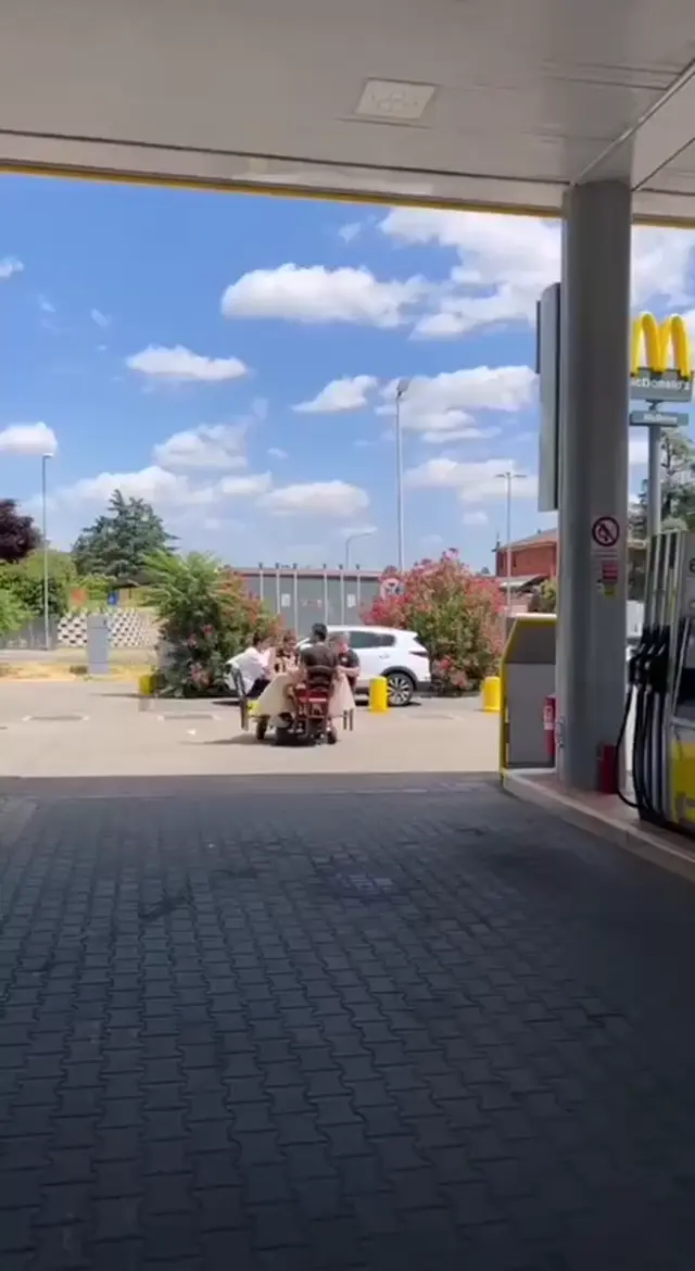 Обед на колесах у заправки