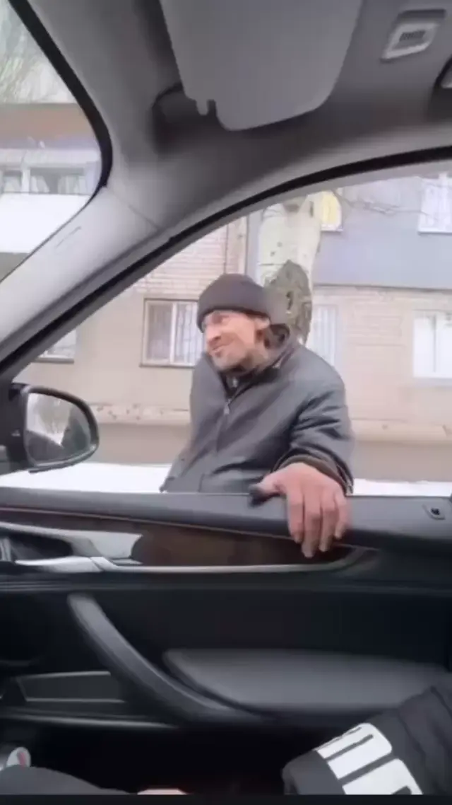 Мужик у машины танцует под музыку