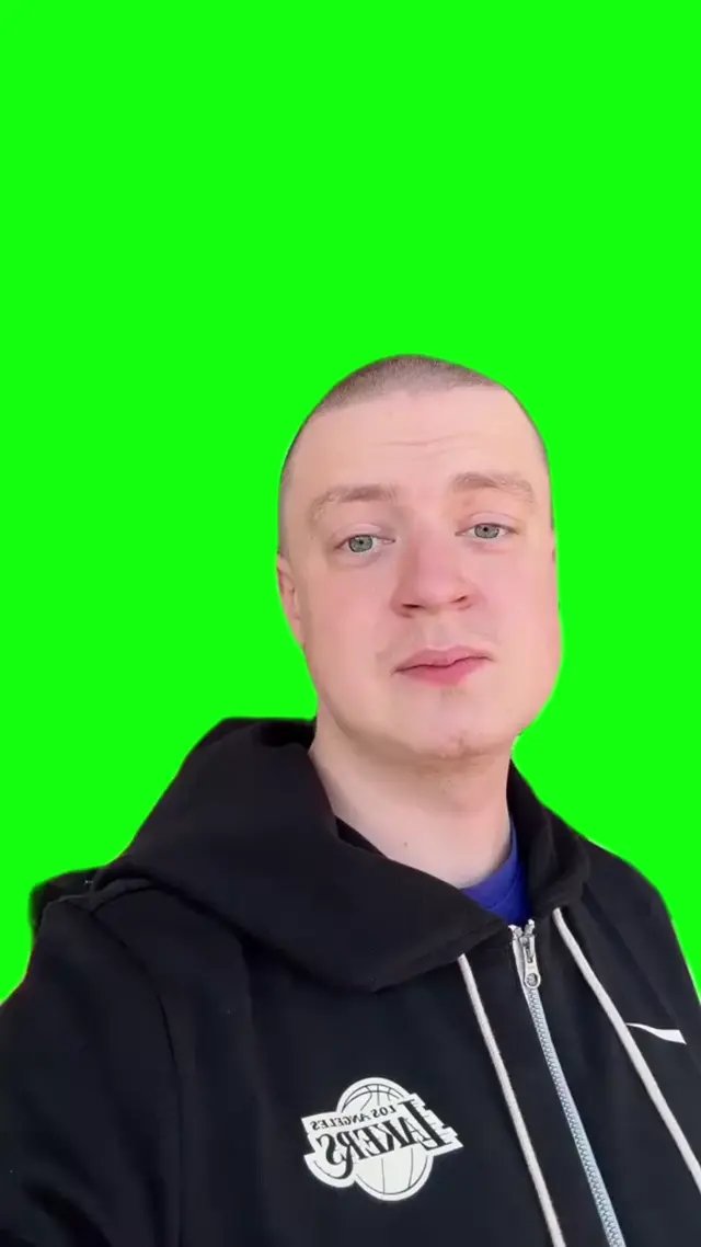 Парень танцует и поет на зеленом фоне