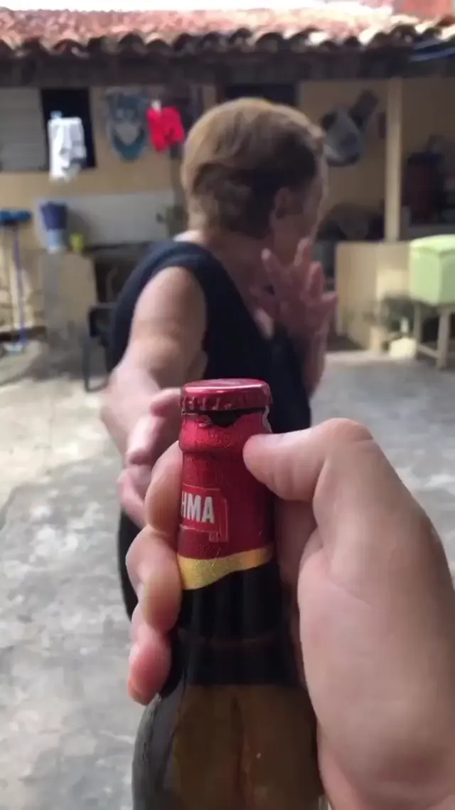 Бабушка-тусовщица пьет пиво