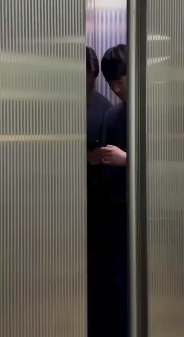 Смех в лифте без остановки