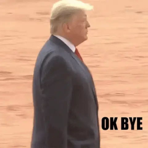 Трамп идет вправо по кадру, при этом видео зациклено на его шагах. — Дональд Трамп