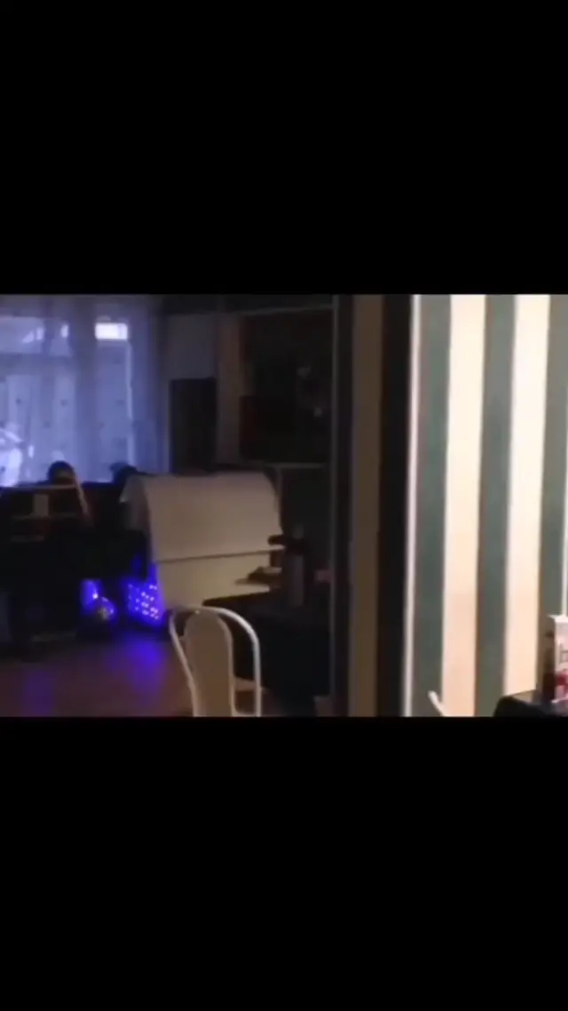 Танец двух женщин на банкете