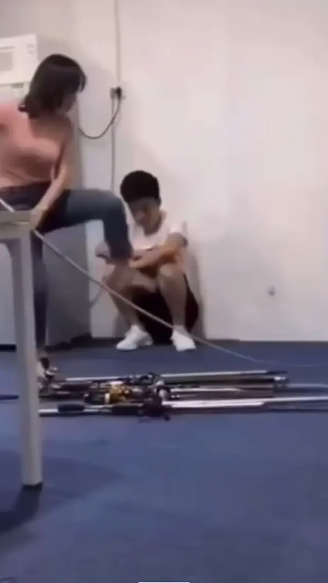 Жена ломает удочки мужа