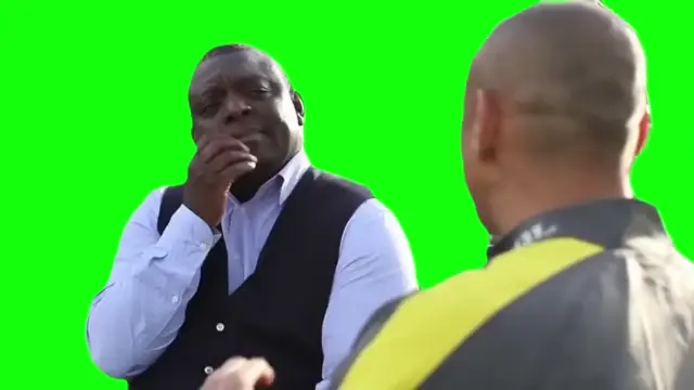 Задумчивый мужчина на зеленом фоне