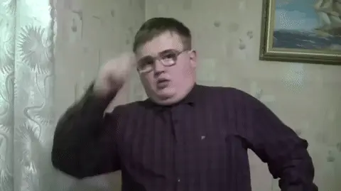Парень в очках машет рукой и уходит