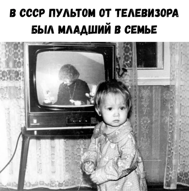 Ребенок стоит рядом с телевизором, готовый в любой момент подойти к нему, чтобы переключить канал или подкрутить антенну. — маленький ребено