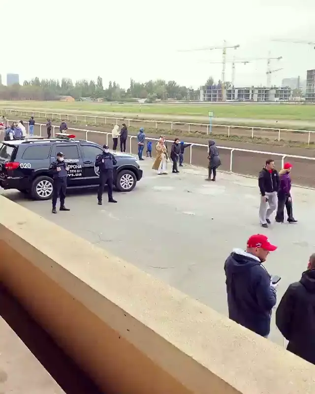 Парень в образе челнока танцует на сцене