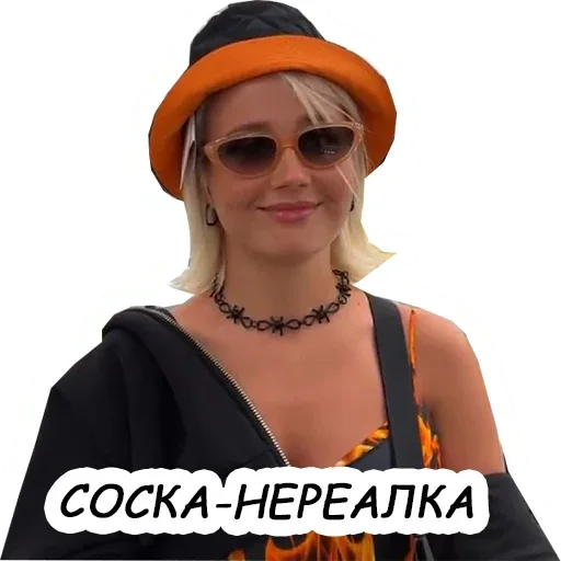 Статичное изображение, девушка просто смотрит в камеру. — девушка в оранжевой панаме