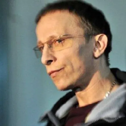 Статичное изображение, персонаж просто смотрит в сторону. — Иван Охлобыстин