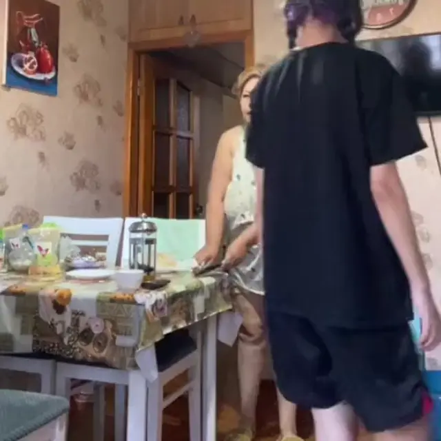 Сиськи жопа: танцы на кухне
