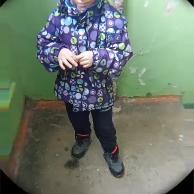 Мальчик танцует и падает на лестнице