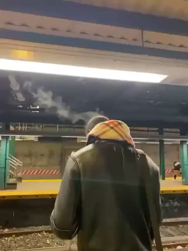 Парень кипит от злости в метро