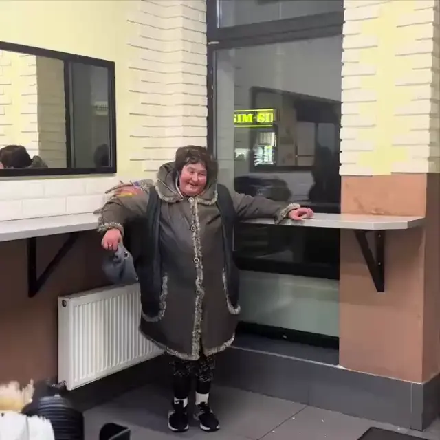 Танцующая бабушка под музыку