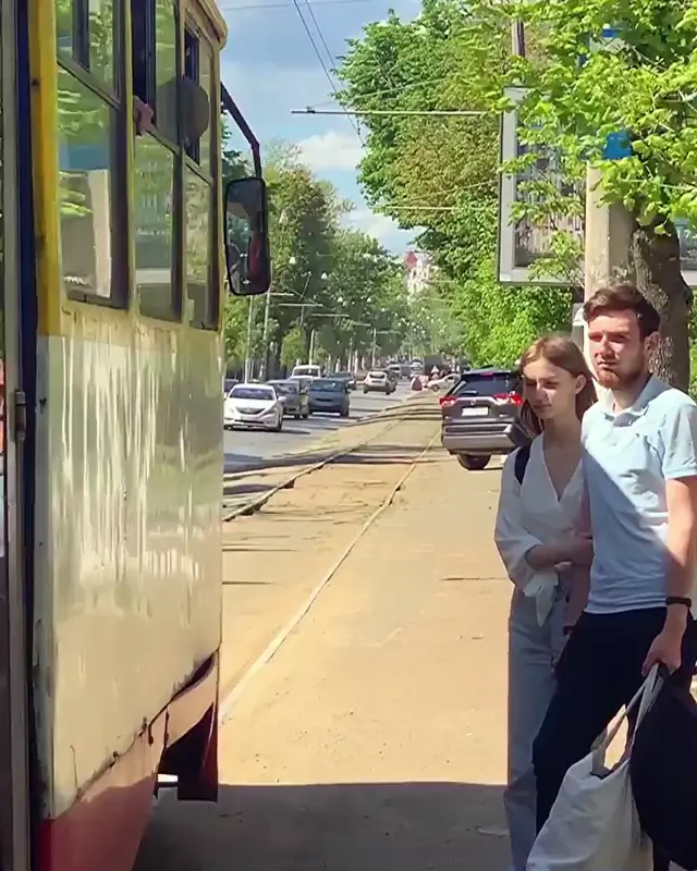 Девочка-пай на остановке