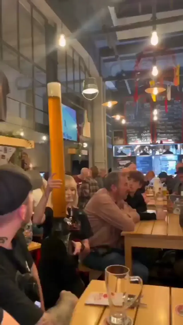 Гигантская пивная башня в баре