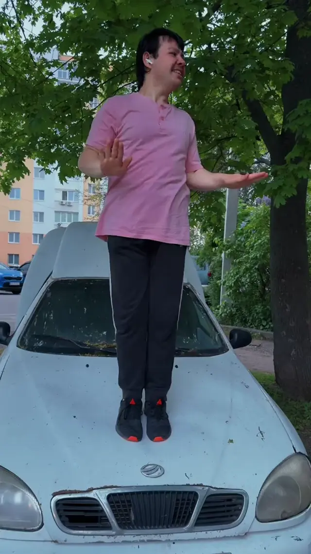 Парень танцует на капоте Daewoo Lanos под песню про Дмитрия