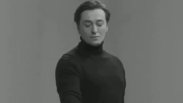 Александр Белов разворачивает стул, садится верхом, складывает руки на спинке и говорит в камеру, затем разворачивается обратно. — Александр