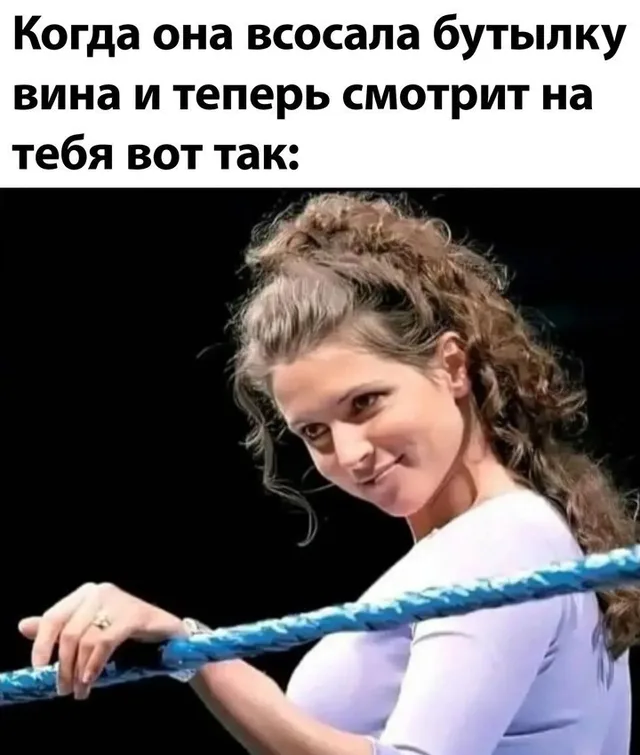 Женщина стоит у канатов ринга, опираясь на них рукой, и смотрит прямо в камеру. — женщина на боксерском ринге