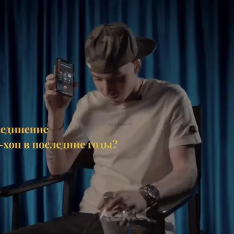 Мужчина держит телефон, смотрит на него и начинает истерически смеяться, выражая крайнюю степень насмешки. — Friendly Thug 52 Ngg, мужчина в