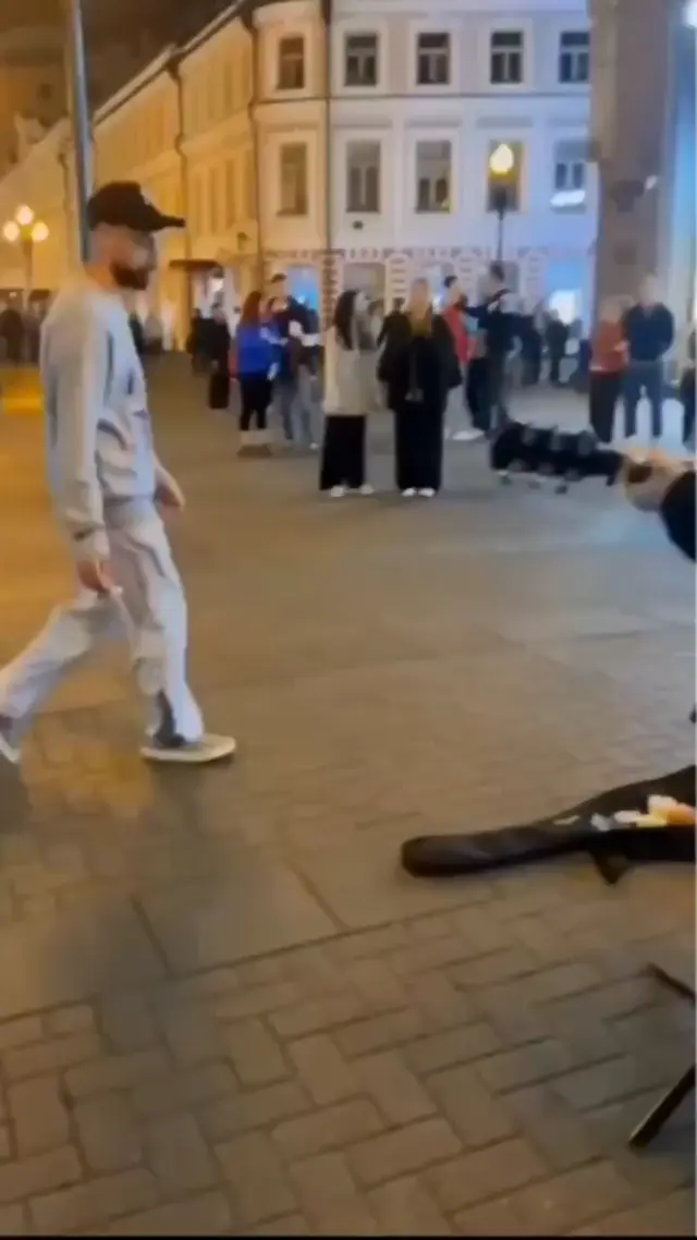 Парень без затылка кидает деньги музыканту