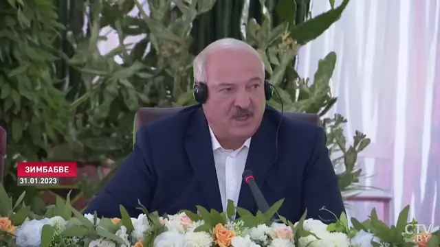 Лукашенко произносит речь за столом, после чего видео переключается на крупный план слушающей его женщины — Александр Лукашенко, женщина в з