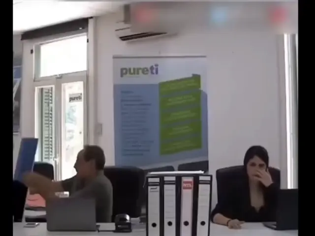 Мужчина прячется за зеркалом в офисе