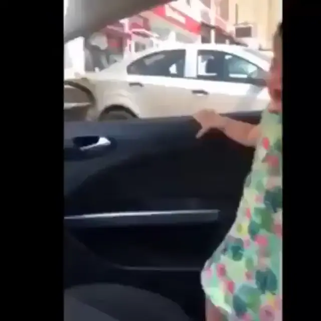 Девочка плачет и резко начинает танцевать под музыку