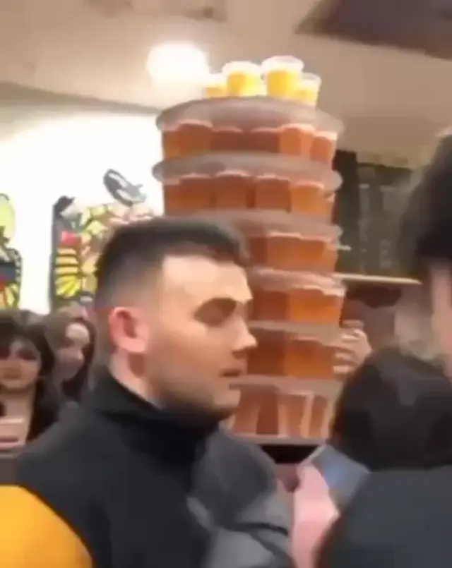 Падение башни из пива и плачущий мальчик