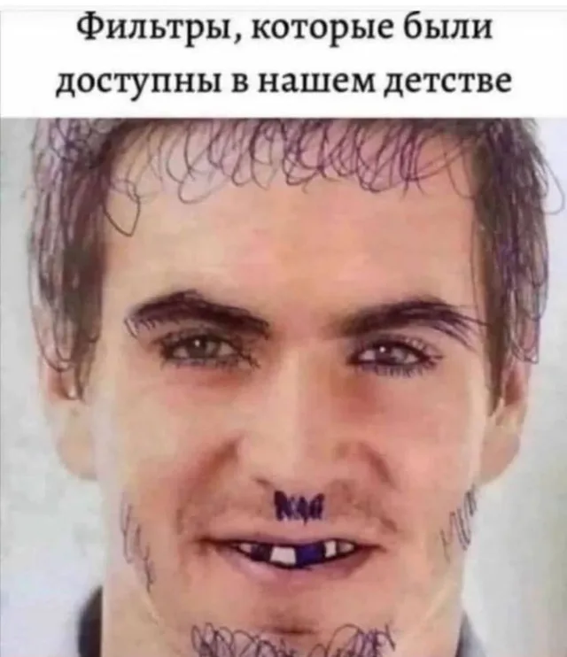 Статичное изображение лица с нарисованными от руки элементами макияжа и растительности. — молодой мужчина с нарисованными маркером усами и б