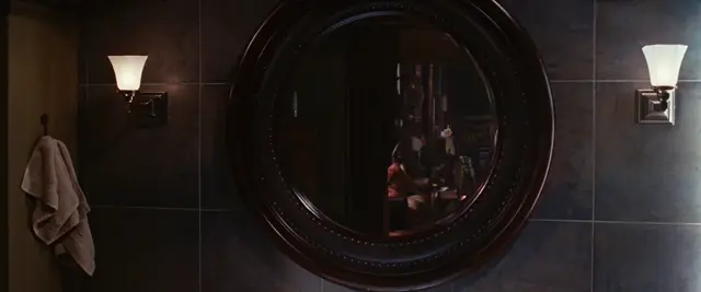 Николас Кейдж пугает сам себя в зеркале