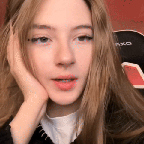 Скептичный взгляд стримерши