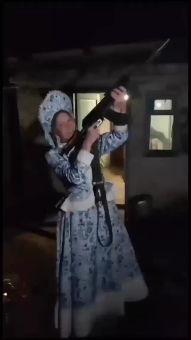 Снегурочка стреляет из автомата