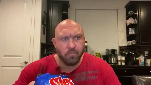 Мужик эмоционально ест чипсы