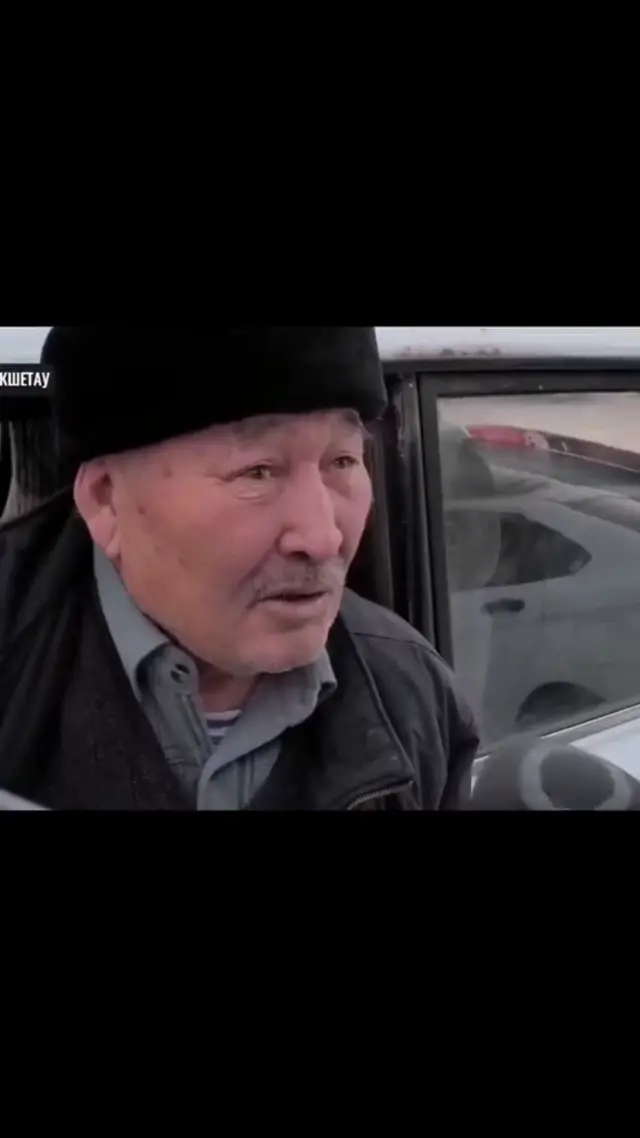 Пожилой мужчина эмоционально говорит реплику в микрофон журналиста — пожилой мужчина в папахе