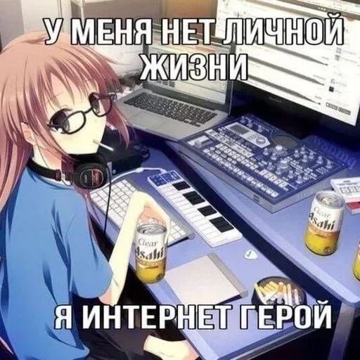Девушка сидит в кресле перед рабочим местом, держа в руке банку пива. — аниме-девушка в очках