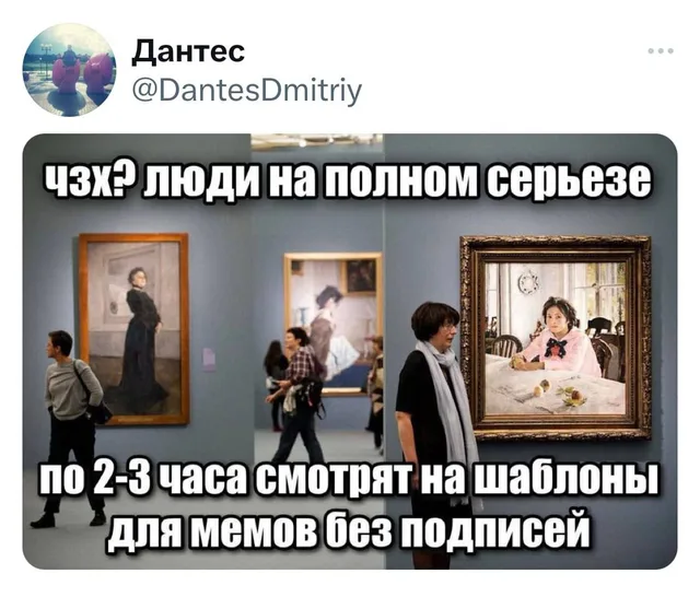 Люди ходят по залу музея и смотрят на картины, развешанные на стенах.