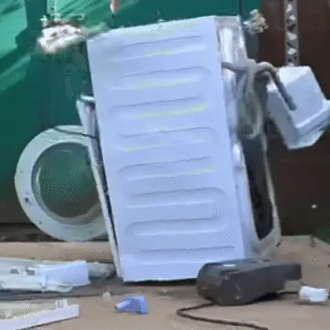 Барабан стиральной машины бешено вращается, создавая эффект хаотичного и нестабильного движения, готового привести к разрушению конструкции.